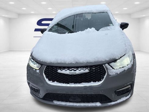 Used 2025 Chrysler Pacifica Select image 2