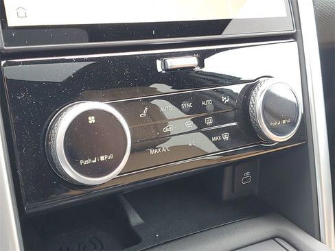 New 2025 Land Rover Discovery Dynamic SE image 24