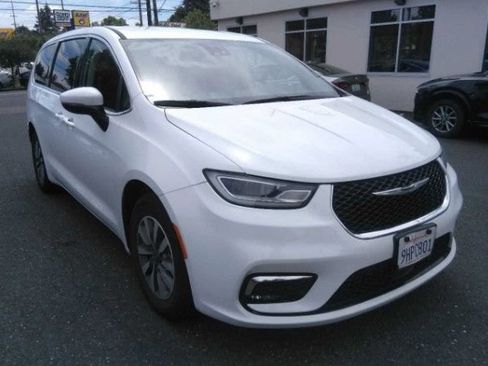 Used 2023 Chrysler Pacifica Touring-L FWD image 1