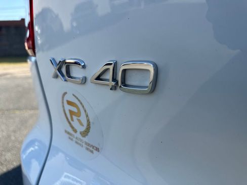 Used 2020 Volvo XC40 T5 Momentum image 28