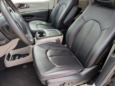 Used 2024 Chrysler Pacifica Touring-L FWD image 13