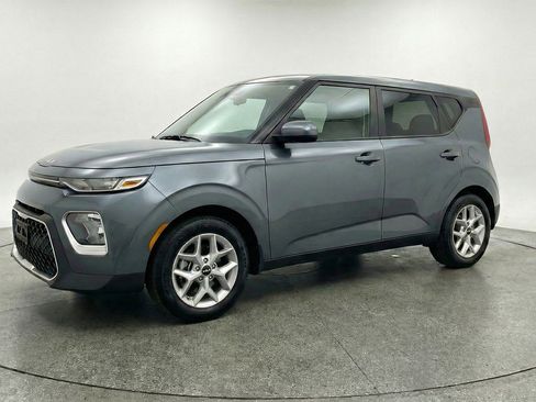 Used 2025 Kia Soul LX w/ LX Technology Package FWD image 3