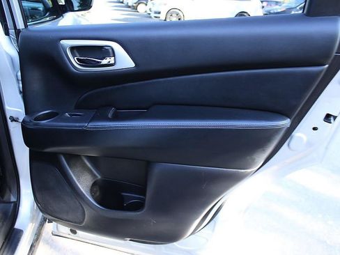 Used 2020 Nissan Pathfinder S FWD image 17