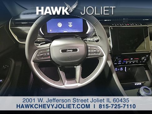 Used 2023 Jeep Grand Cherokee Laredo AWD/4WD image 12