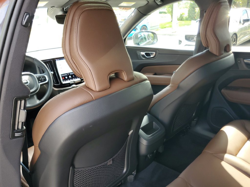 Certified 2022 Volvo XC60 B5 Momentum w/ Protection Package Premier AWD/4WD image 12