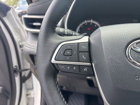 Used 2025 Toyota Highlander XLE FWD image 24