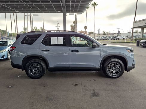 Used 2025 Honda Pilot TrailSport image 5