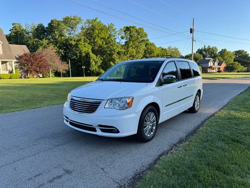 Used 2015 Chrysler Town & Country Touring-L w/ Driver Convenience Group FWD image 1