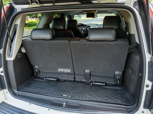 Used 2011 Cadillac Escalade Luxury AWD/4WD image 16