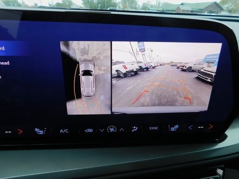 Used 2024 Chevrolet Traverse LT image 32