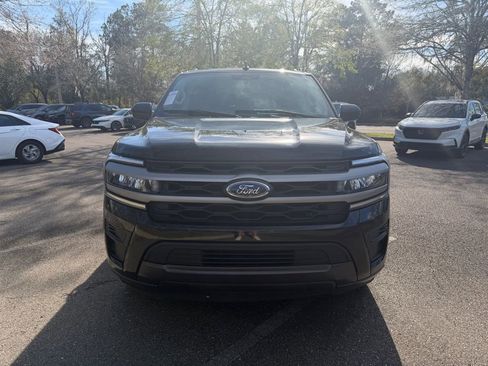 Used 2024 Ford Expedition Max XLT image 3