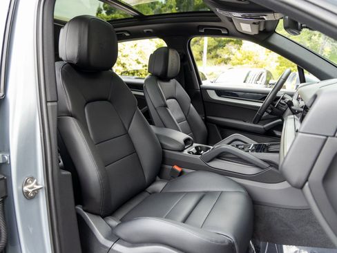 Certified 2025 Porsche Cayenne image 57