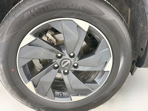 Used 2024 Nissan Rogue SV image 32