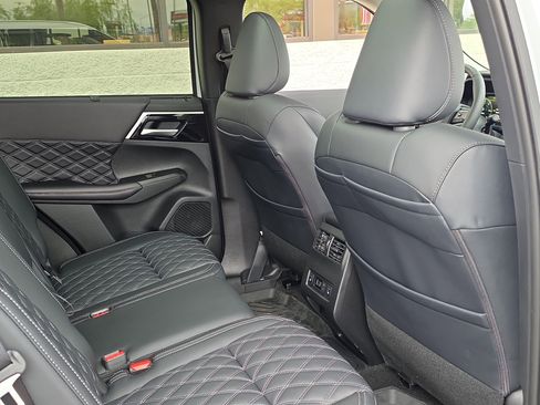 New 2025 Mitsubishi Outlander SEL image 30