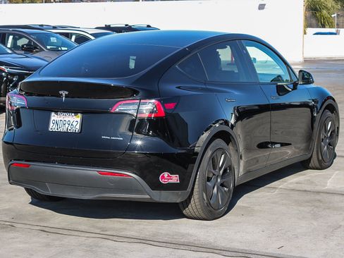 Used 2024 Tesla Model Y Long Range image 9