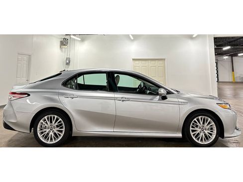 Used 2018 Toyota Camry XLE FWD image 9