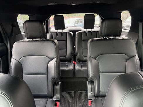 Used 2017 Ford Explorer XLT w/ Equipment Group 202A AWD/4WD image 18
