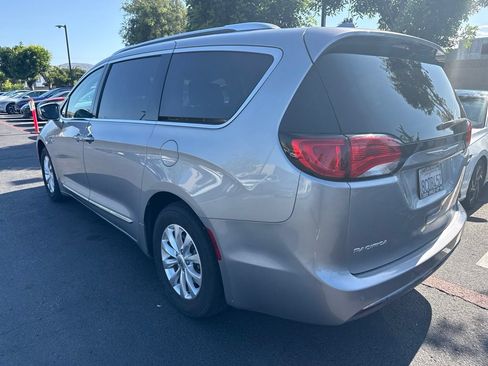 Used 2018 Chrysler Pacifica Touring-L FWD image 4