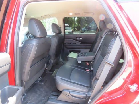 Used 2024 Nissan Pathfinder SL w/ Black Appearance Package FWD image 17