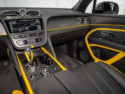 Used 2025 Bentley Bentayga image 35