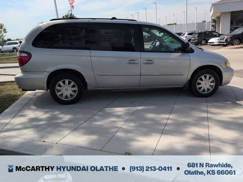 Used 2006 Chrysler Town & Country Touring FWD image 14