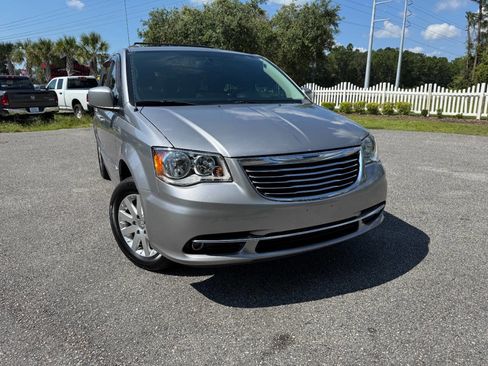 Used 2013 Chrysler Town & Country Touring image 36