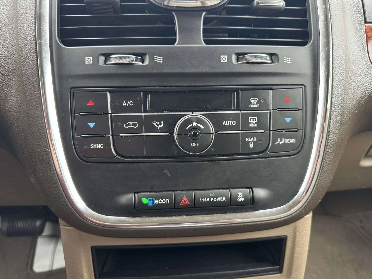 Used 2014 Chrysler Town & Country Touring FWD image 34