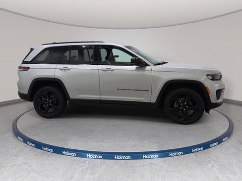 Used 2024 Jeep Grand Cherokee Altitude AWD/4WD image 5