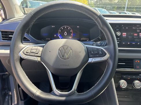 Used 2023 Volkswagen Taos SE w/ Panoramic Sunroof Package FWD image 9