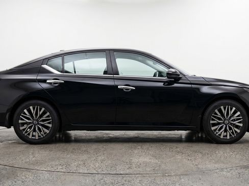 Used 2025 Nissan Altima 2.5 SV FWD image 11