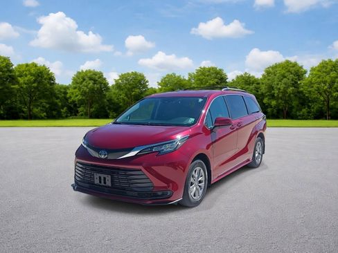 Used 2023 Toyota Sienna LE image 3