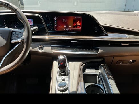 Used 2022 Cadillac Escalade ESV Premium Luxury w/ Performance Package AWD/4WD image 4