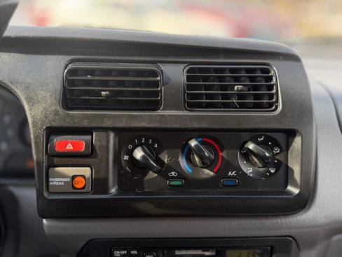 Used 2000 Nissan Frontier XE image 26