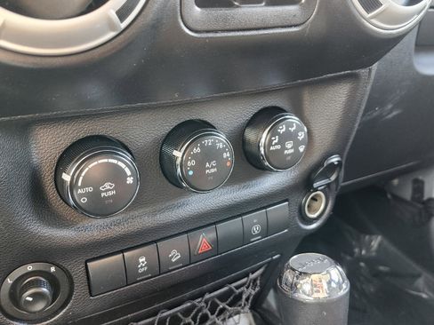 Used 2015 Jeep Wrangler Unlimited Sahara w/ Dual Top Group image 29