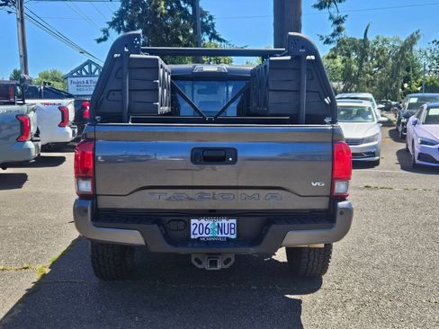 Used 2018 Toyota Tacoma TRD Off-Road w/ Technology Package AWD/4WD image 4