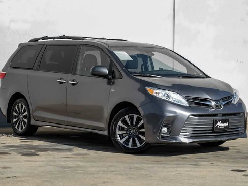 Used 2018 Toyota Sienna XLE image 7