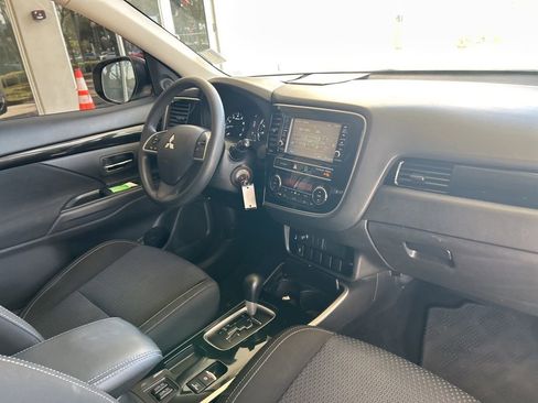Used 2019 Mitsubishi Outlander ES image 19
