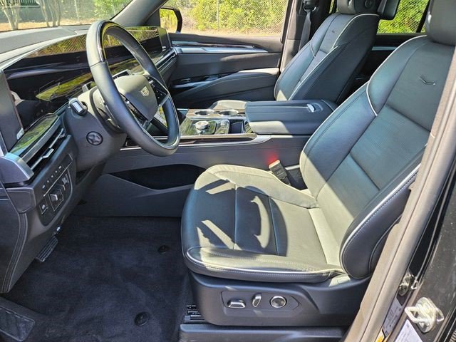 Certified 2026 Cadillac Escalade Luxury AWD/4WD image 6
