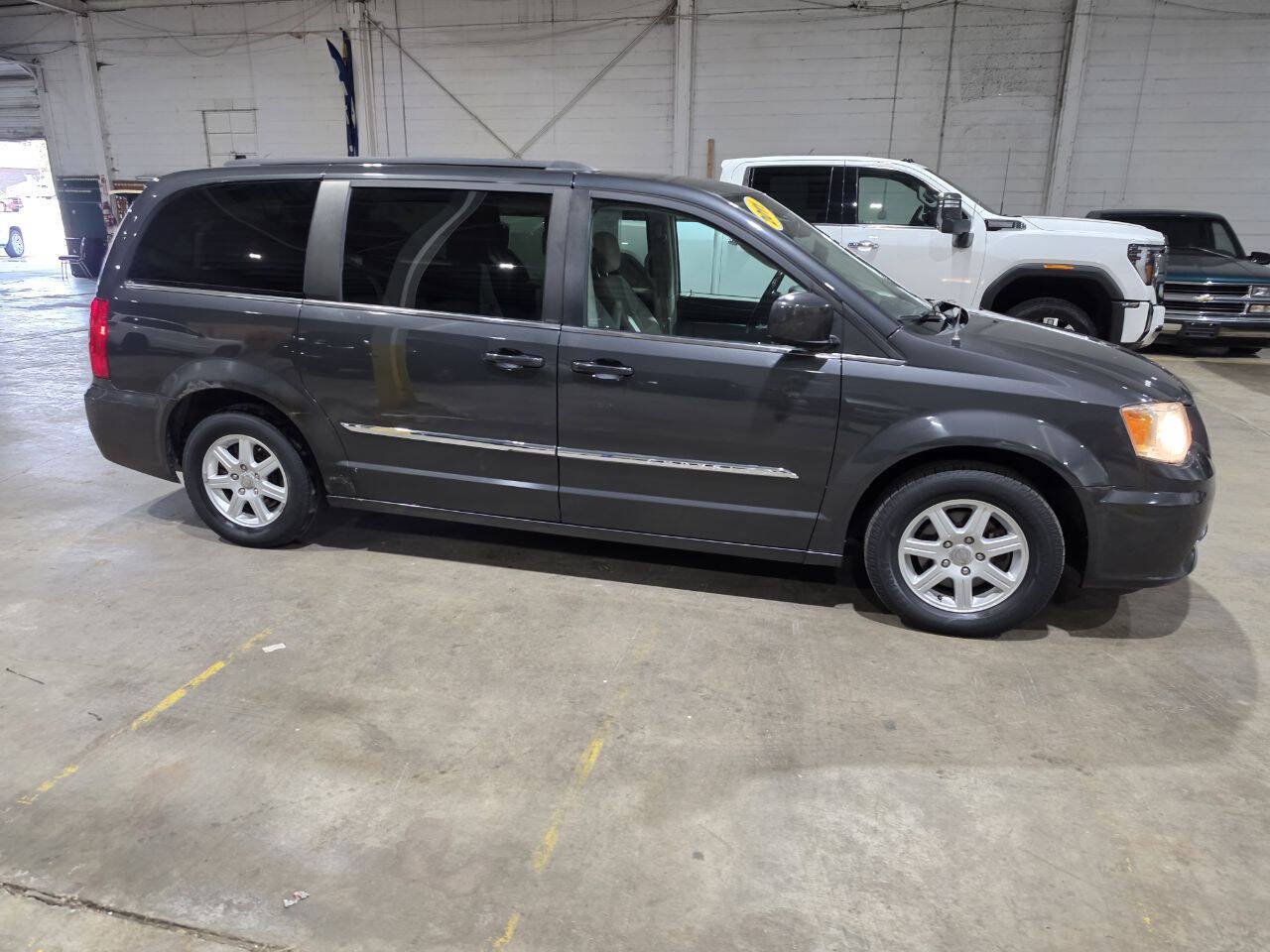 Used 2011 Chrysler Town & Country Touring FWD image 15