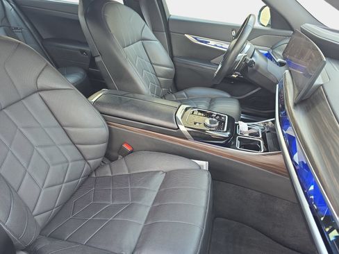 Used 2024 BMW 760i xDrive w/ Premium Package AWD/4WD image 10