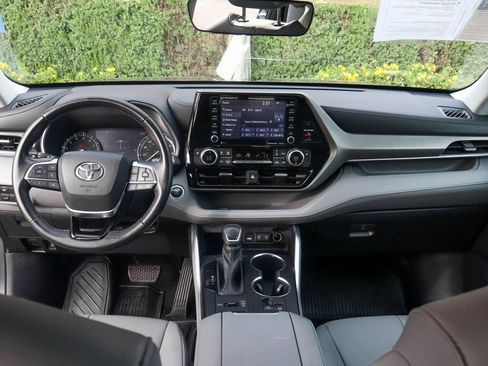 Used 2021 Toyota Highlander XLE image 24
