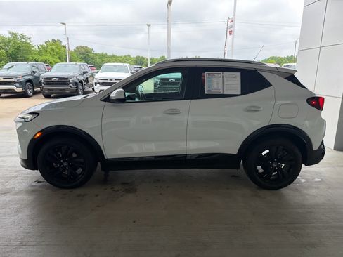 Used 2024 Buick Encore GX Sport Touring FWD image 2
