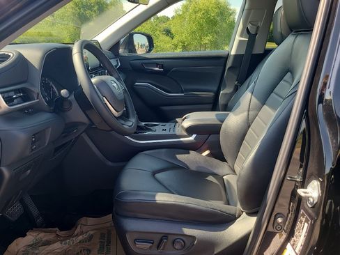 Used 2022 Toyota Highlander XLE AWD/4WD image 13