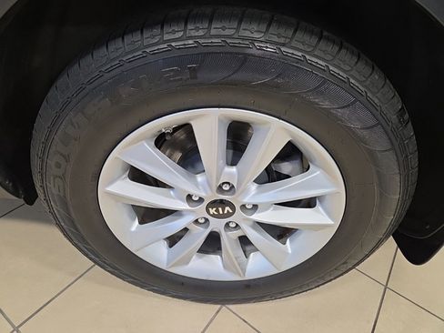 Used 2020 Kia Sorento LX image 10