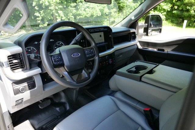 Used 2023 Ford F350 XL RWD image 2