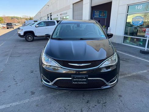 Used 2018 Chrysler Pacifica Touring Plus w/ Tire & Wheel Group image 2