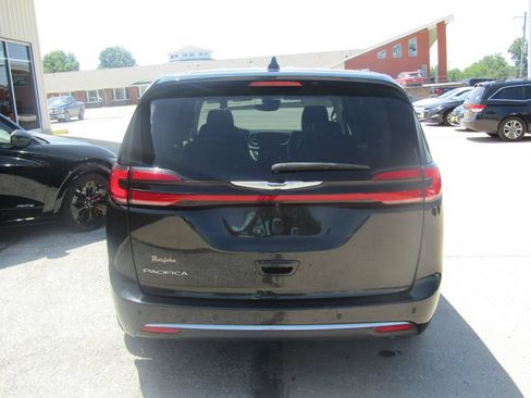 Used 2023 Chrysler Pacifica Touring-L FWD image 4