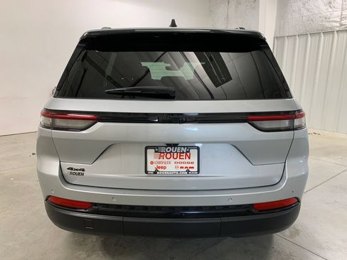 Used 2025 Jeep Grand Cherokee Altitude AWD/4WD image 23