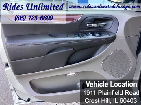 Used 2014 Chrysler Town & Country Touring FWD image 11