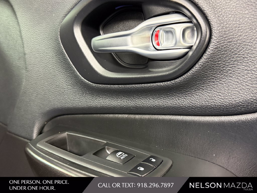 Used 2019 Jeep Cherokee Trailhawk w/ Comfort/Convenience Group AWD/4WD image 46